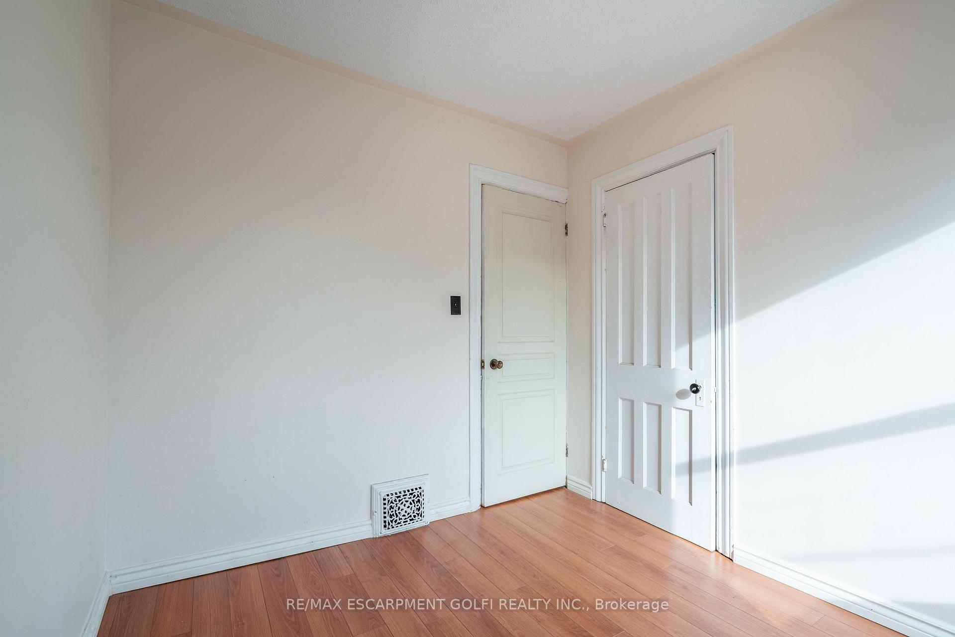 Photo 5 of 35 Barton Street W, Hamilton, Strathcona — HOMEH