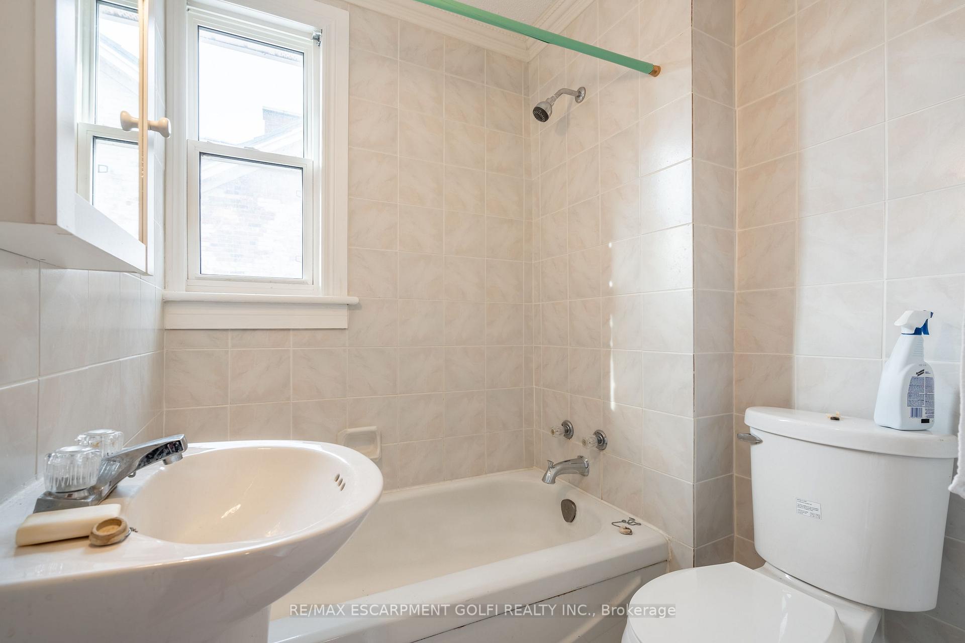 Photo 20 of 35 Barton Street W, Hamilton, Strathcona — HOMEH