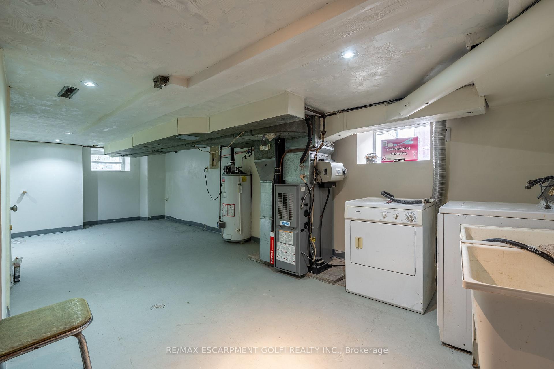 Photo 15 of 35 Barton Street W, Hamilton, Strathcona — HOMEH