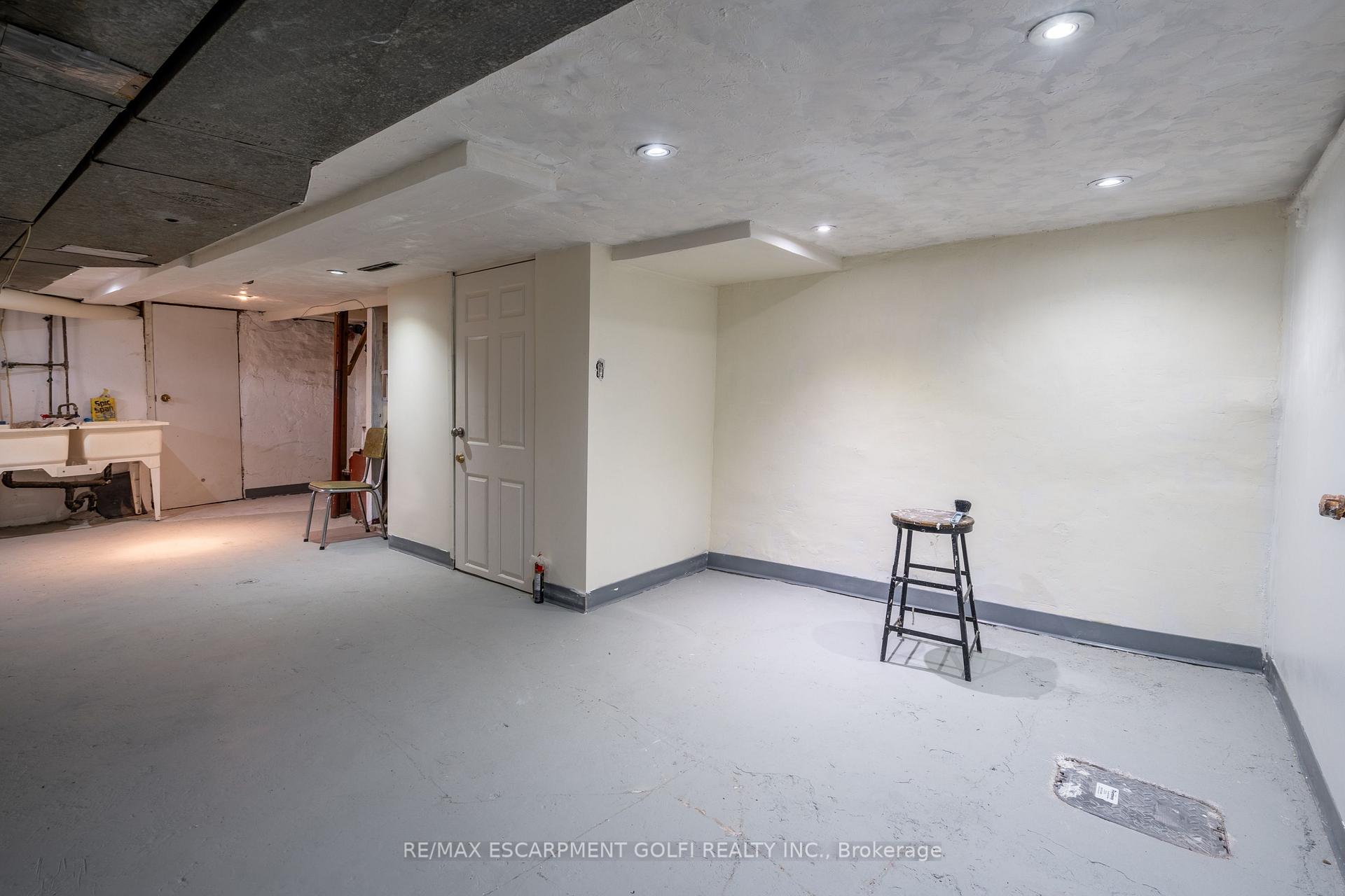 Photo 13 of 35 Barton Street W, Hamilton, Strathcona — HOMEH