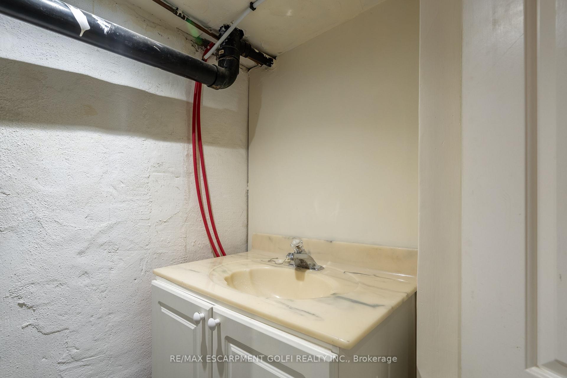Photo 21 of 35 Barton Street W, Hamilton, Strathcona — HOMEH
