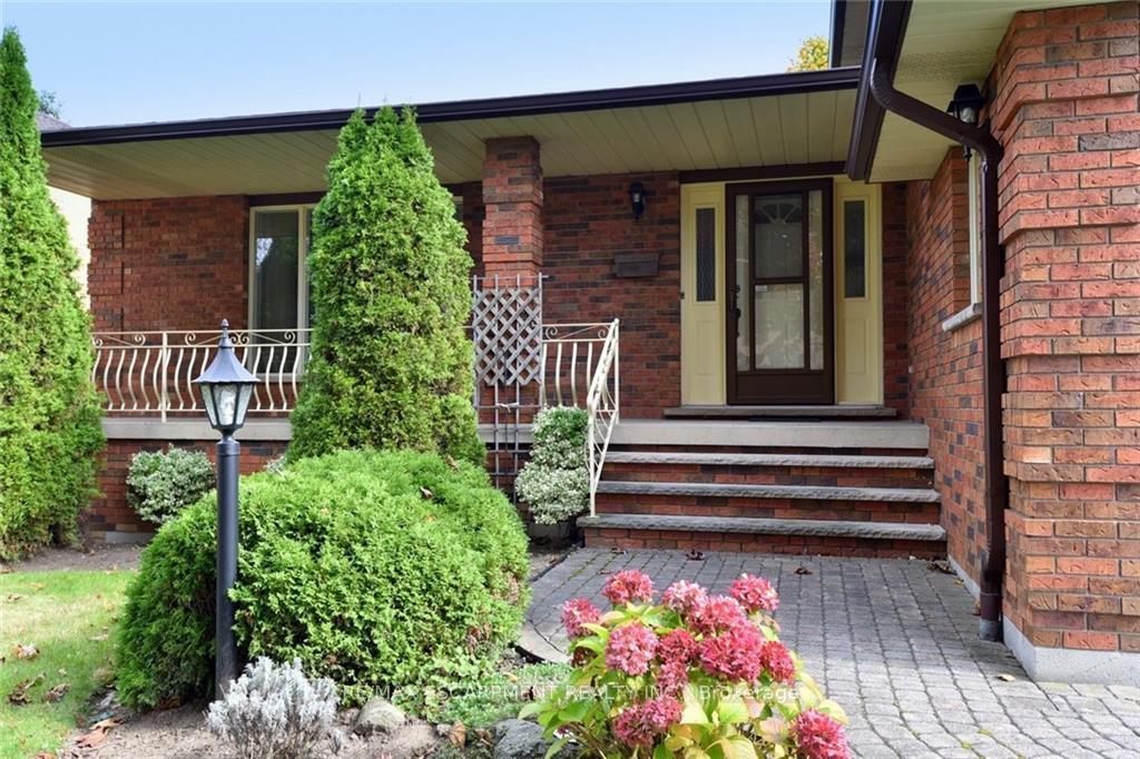 Photo 3 of 49 Nellida Crescent, Hamilton, Gurnett — HOMEH