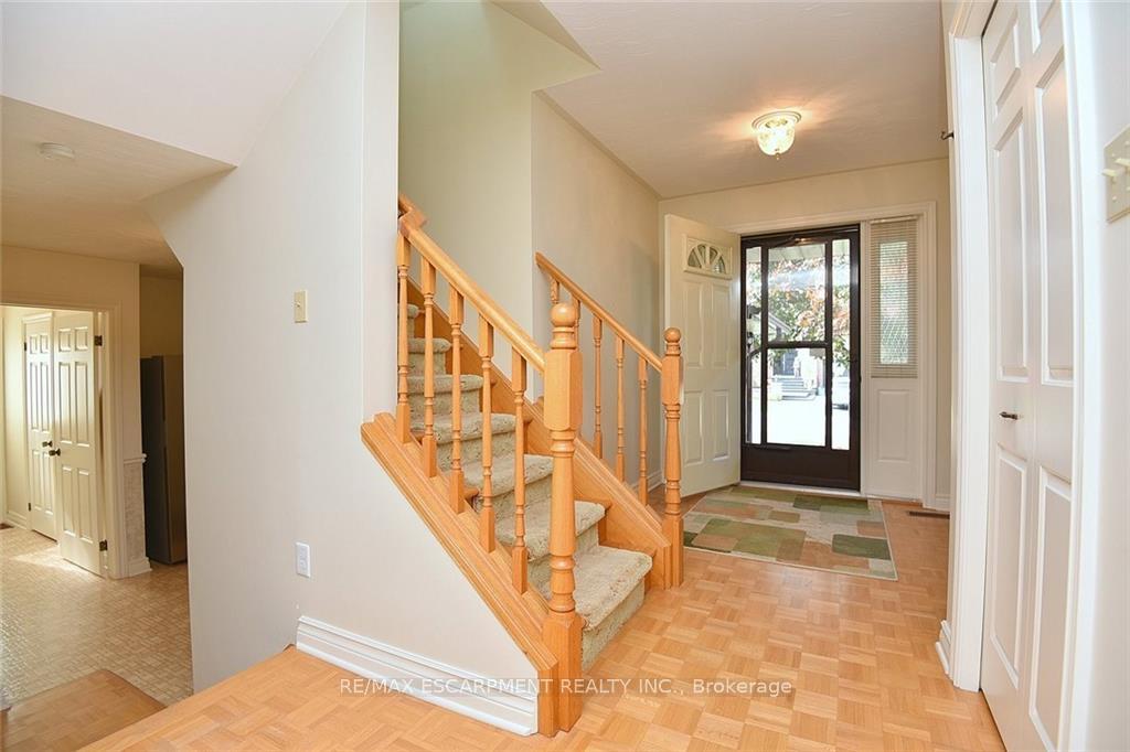 Photo 4 of 49 Nellida Crescent, Hamilton, Gurnett — HOMEH