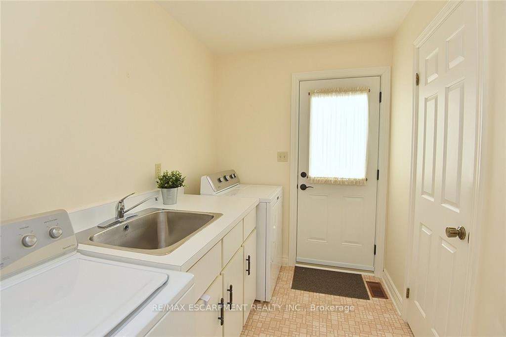 Photo 23 of 49 Nellida Crescent, Hamilton, Gurnett — HOMEH