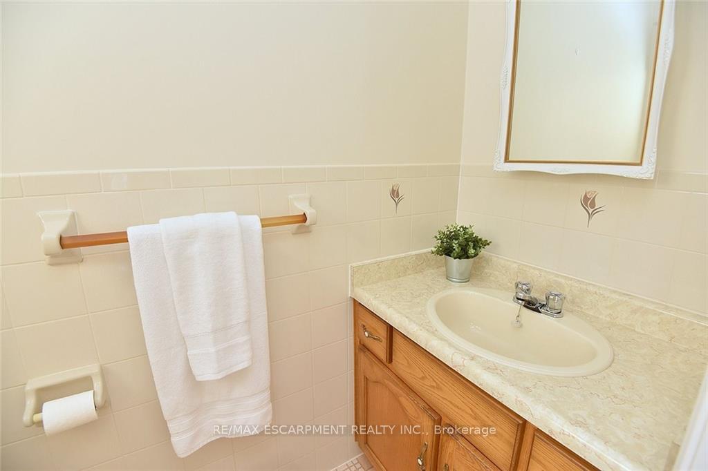 Photo 22 of 49 Nellida Crescent, Hamilton, Gurnett — HOMEH