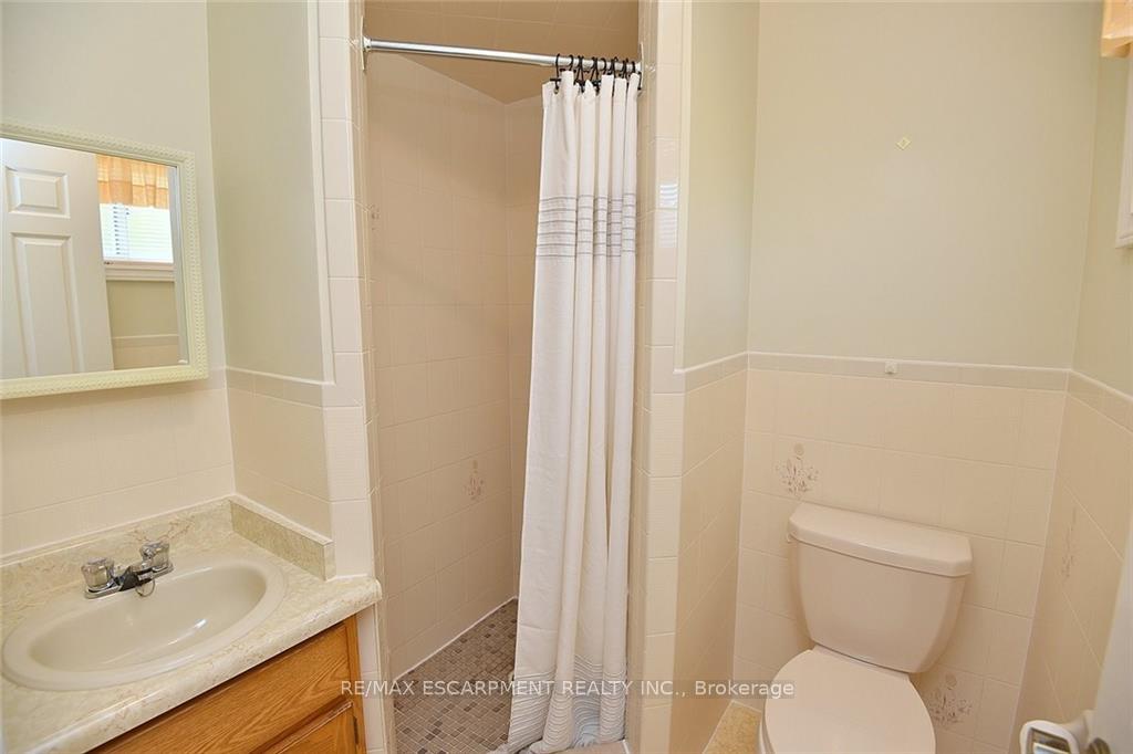 Photo 33 of 49 Nellida Crescent, Hamilton, Gurnett — HOMEH