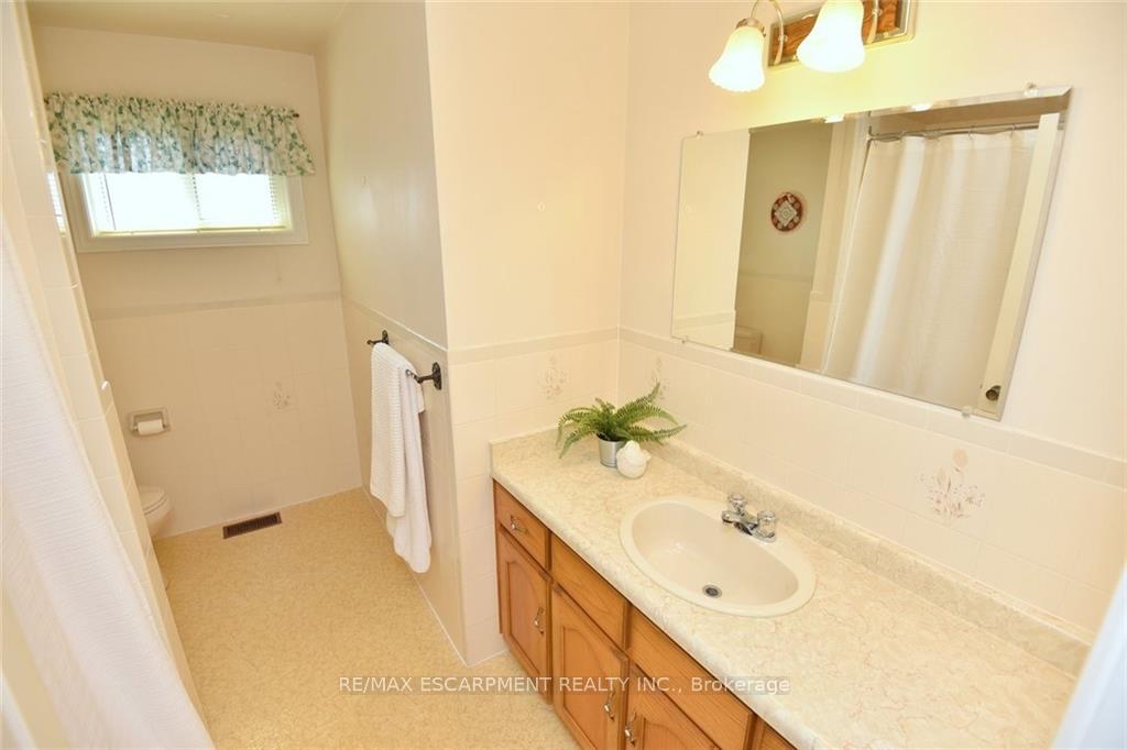Photo 29 of 49 Nellida Crescent, Hamilton, Gurnett — HOMEH