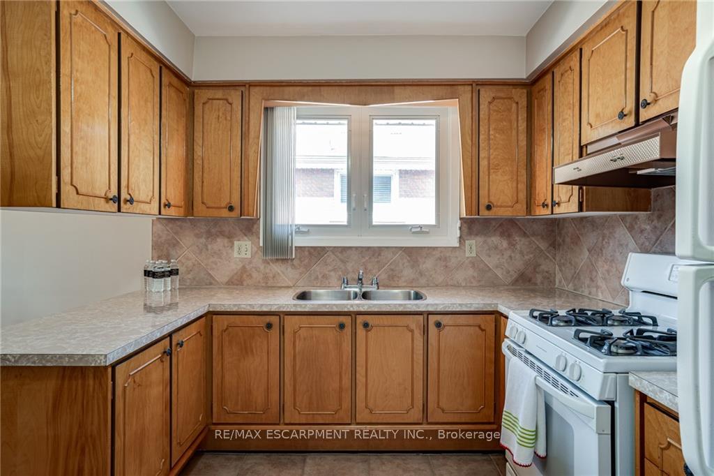 Photo 10 of 49 Anson Avenue, Hamilton, Lisgar — HOMEH