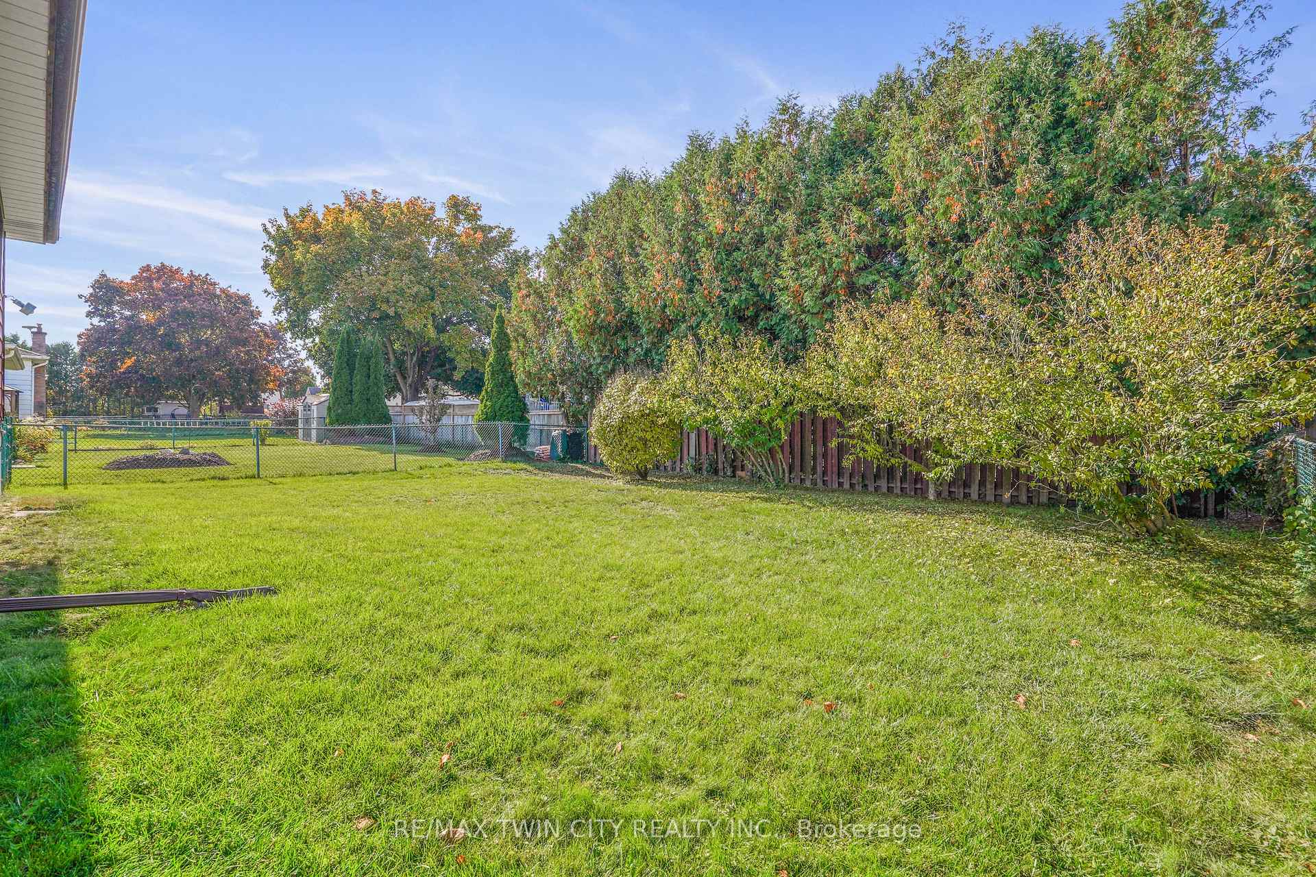 Photo 35 of 16 Larkspur Lane, Brant, Paris — HOMEH