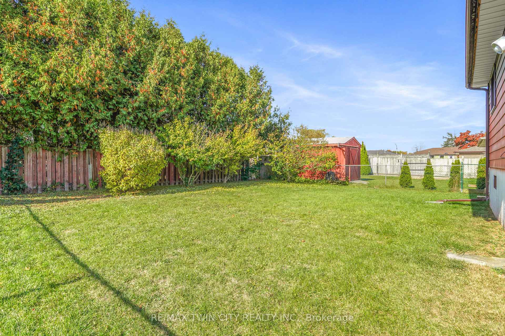 Photo 37 of 16 Larkspur Lane, Brant, Paris — HOMEH