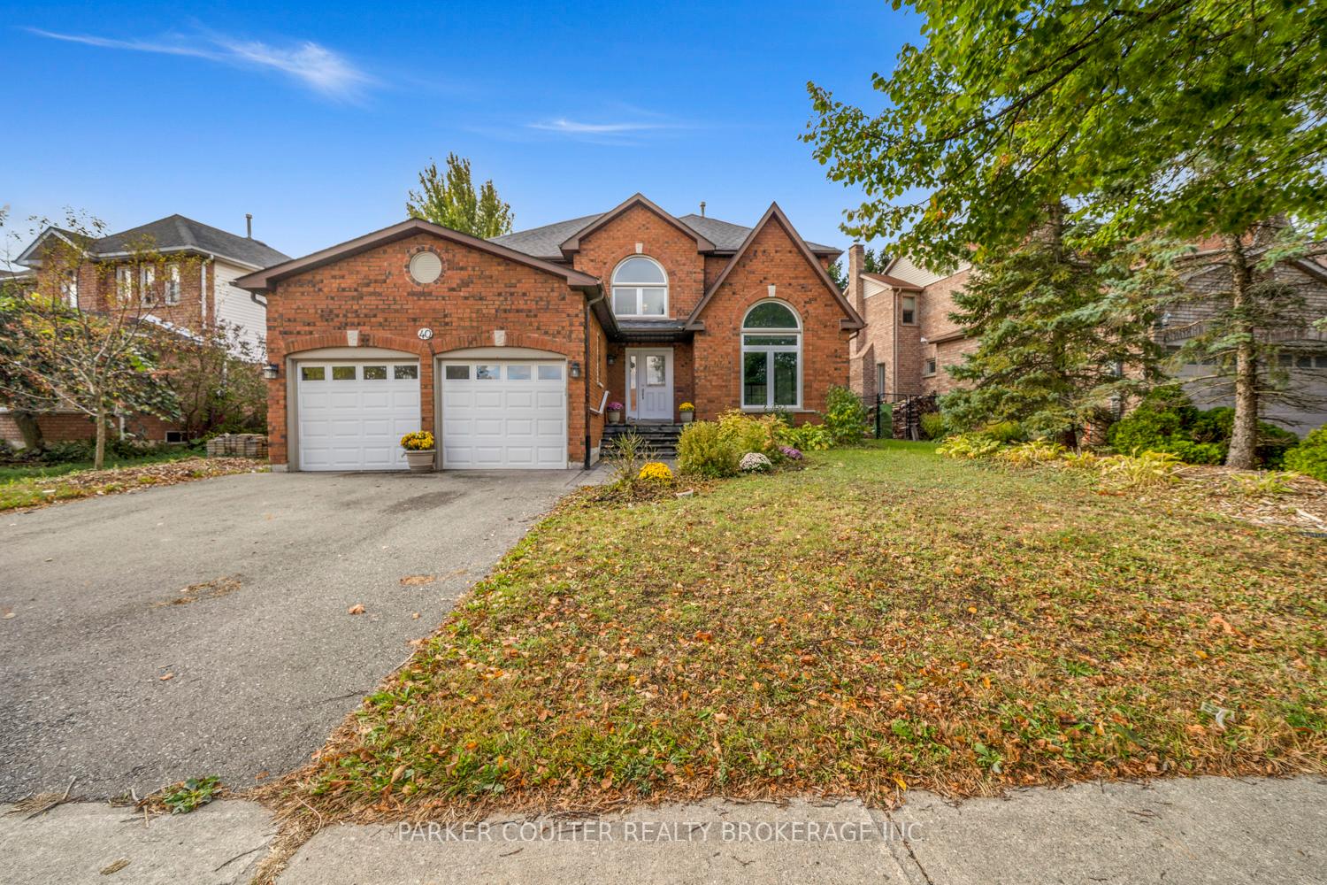 Photo 3 of 40 Ford Street, Barrie, West Bayfield — HOMEH