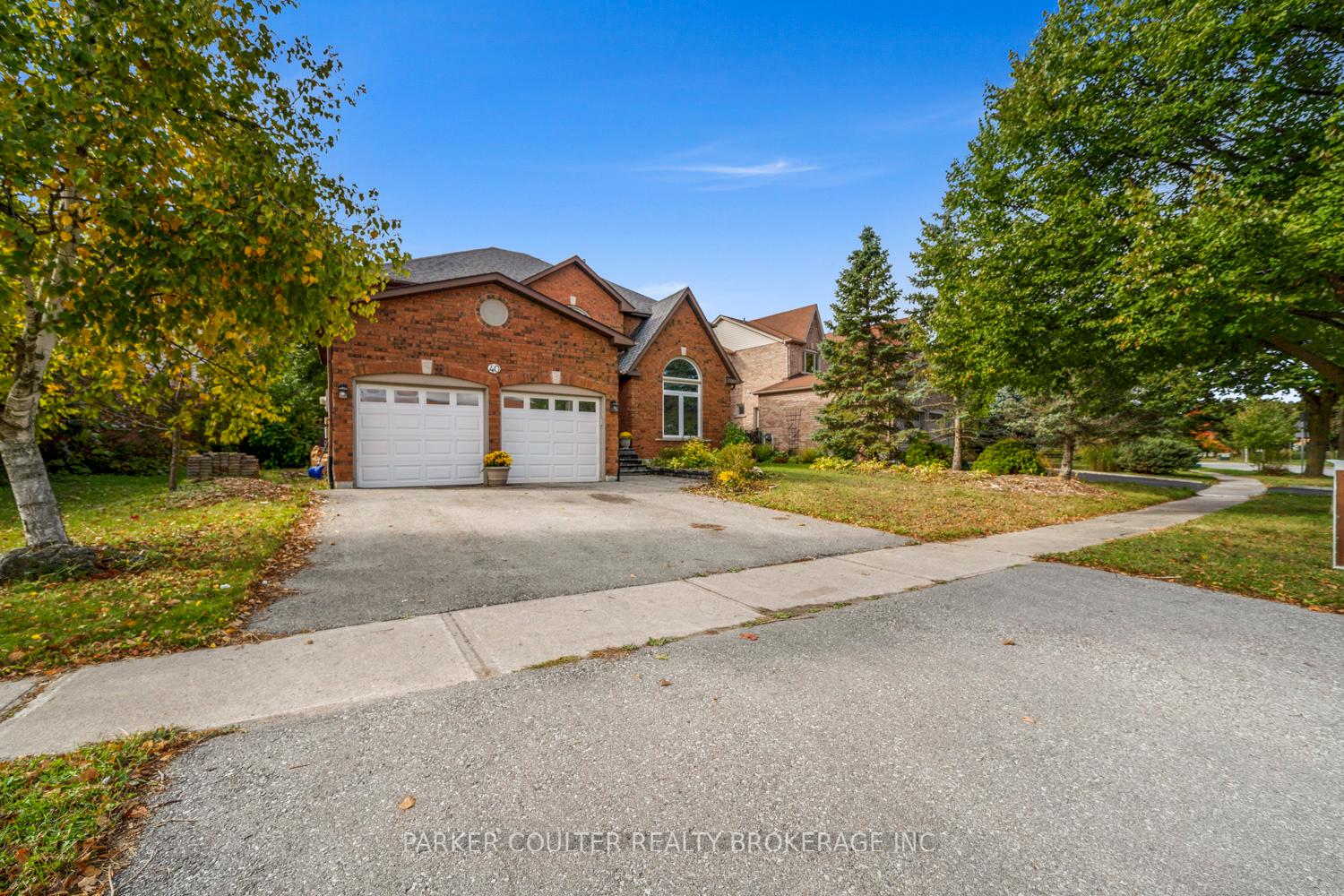 Photo 4 of 40 Ford Street, Barrie, West Bayfield — HOMEH