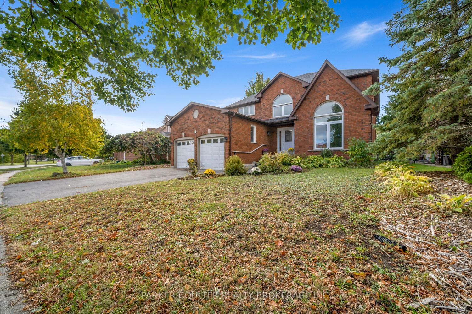 Photo 5 of 40 Ford Street, Barrie, West Bayfield — HOMEH