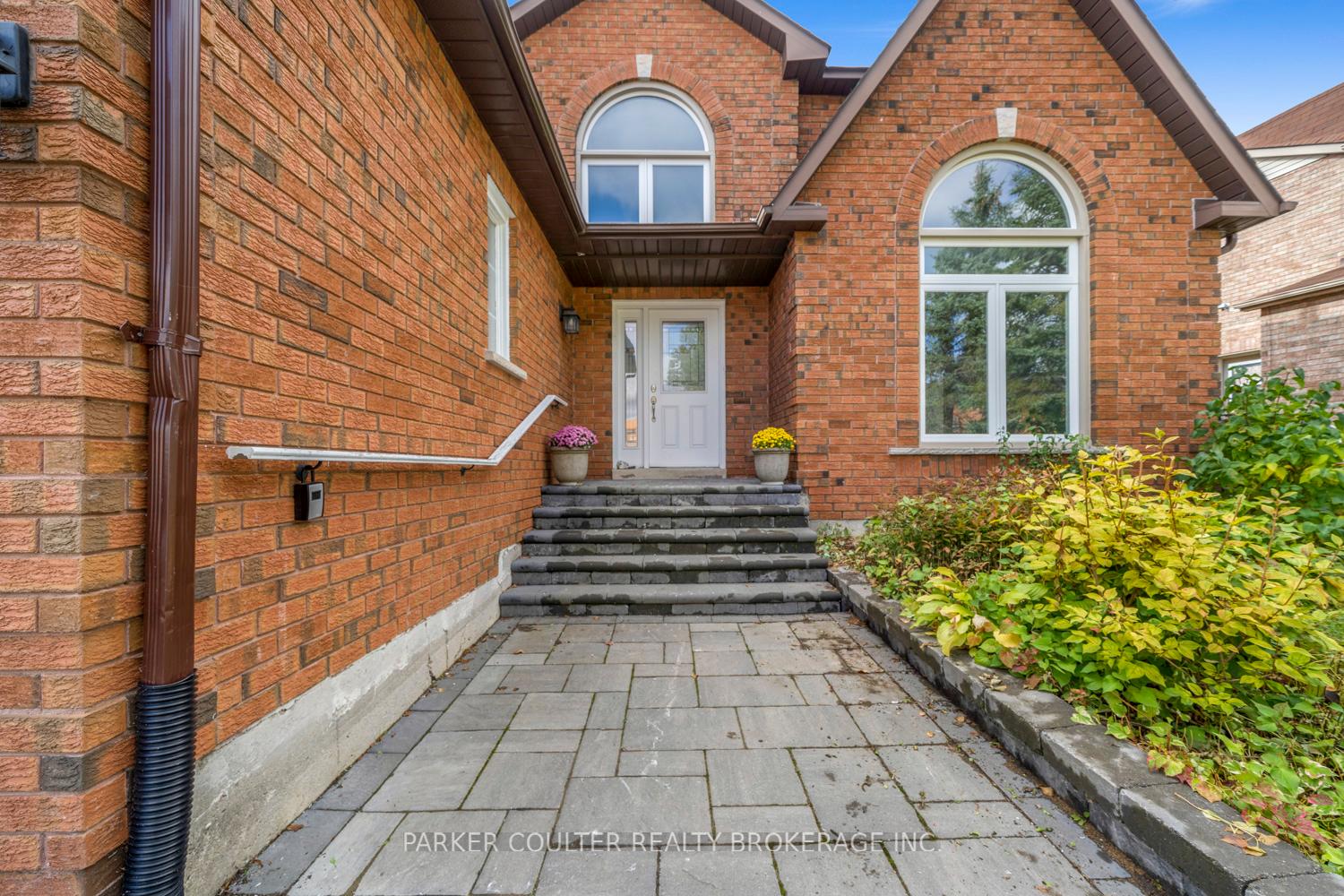 Photo 2 of 40 Ford Street, Barrie, West Bayfield — HOMEH