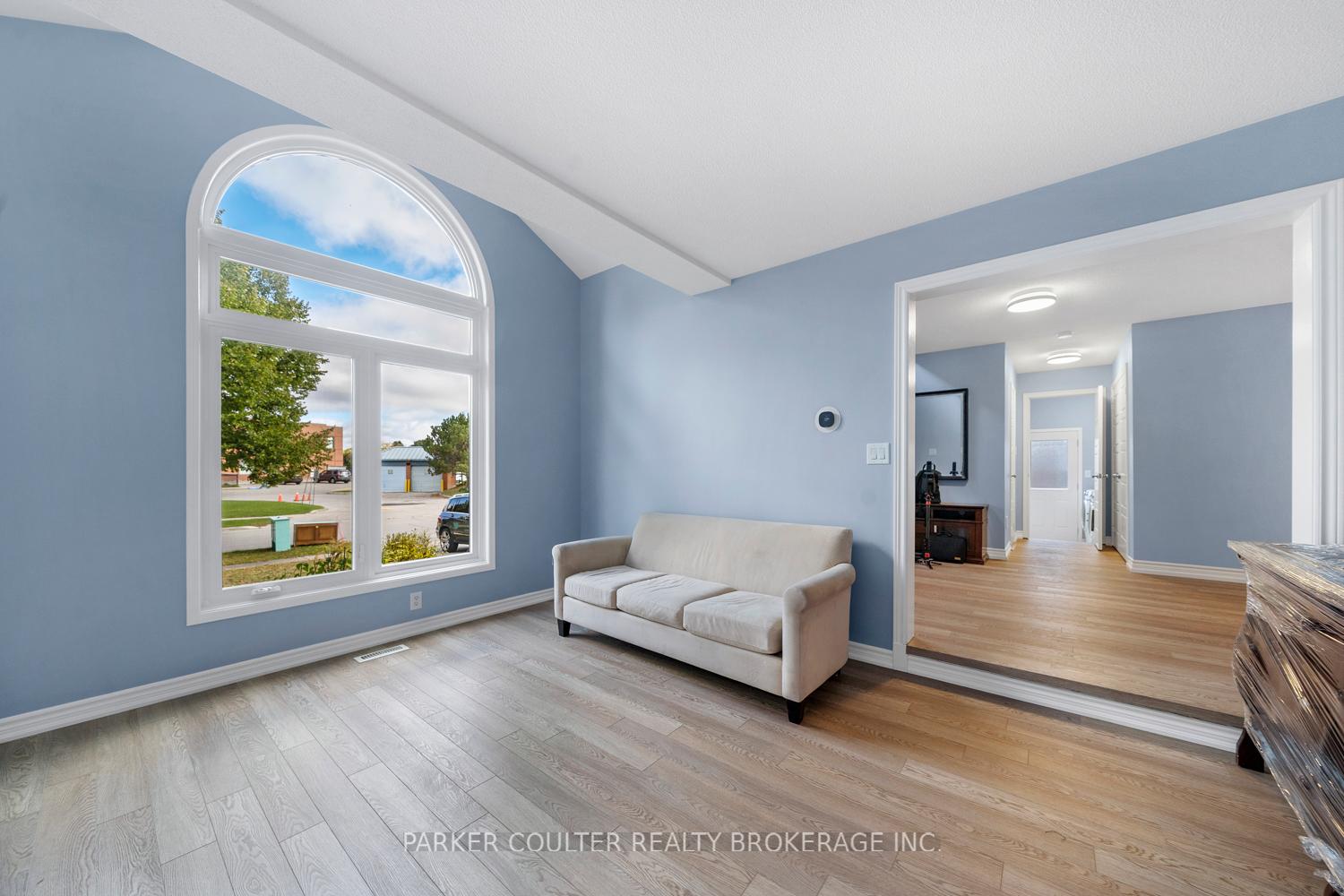 Photo 7 of 40 Ford Street, Barrie, West Bayfield — HOMEH