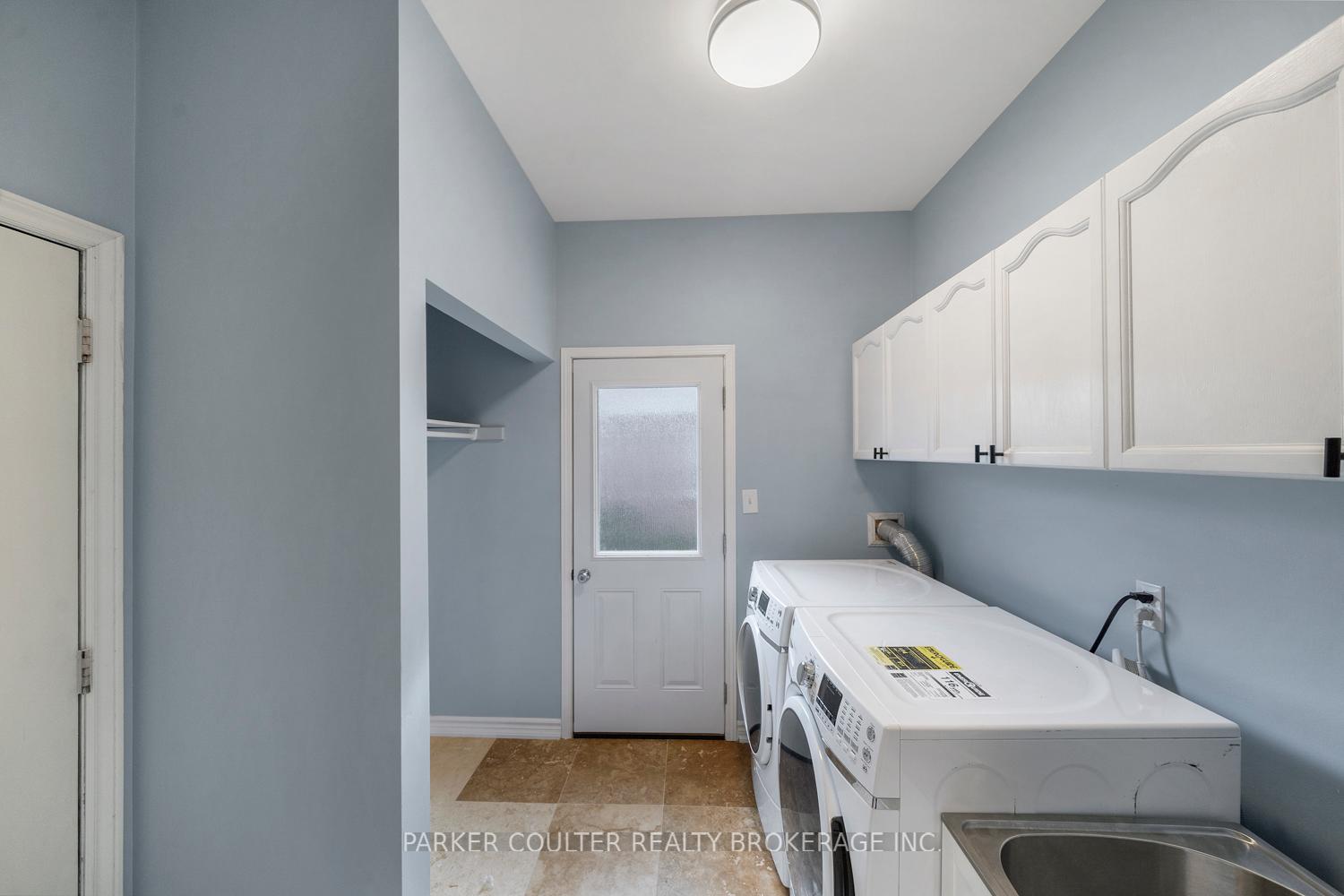 Photo 9 of 40 Ford Street, Barrie, West Bayfield — HOMEH