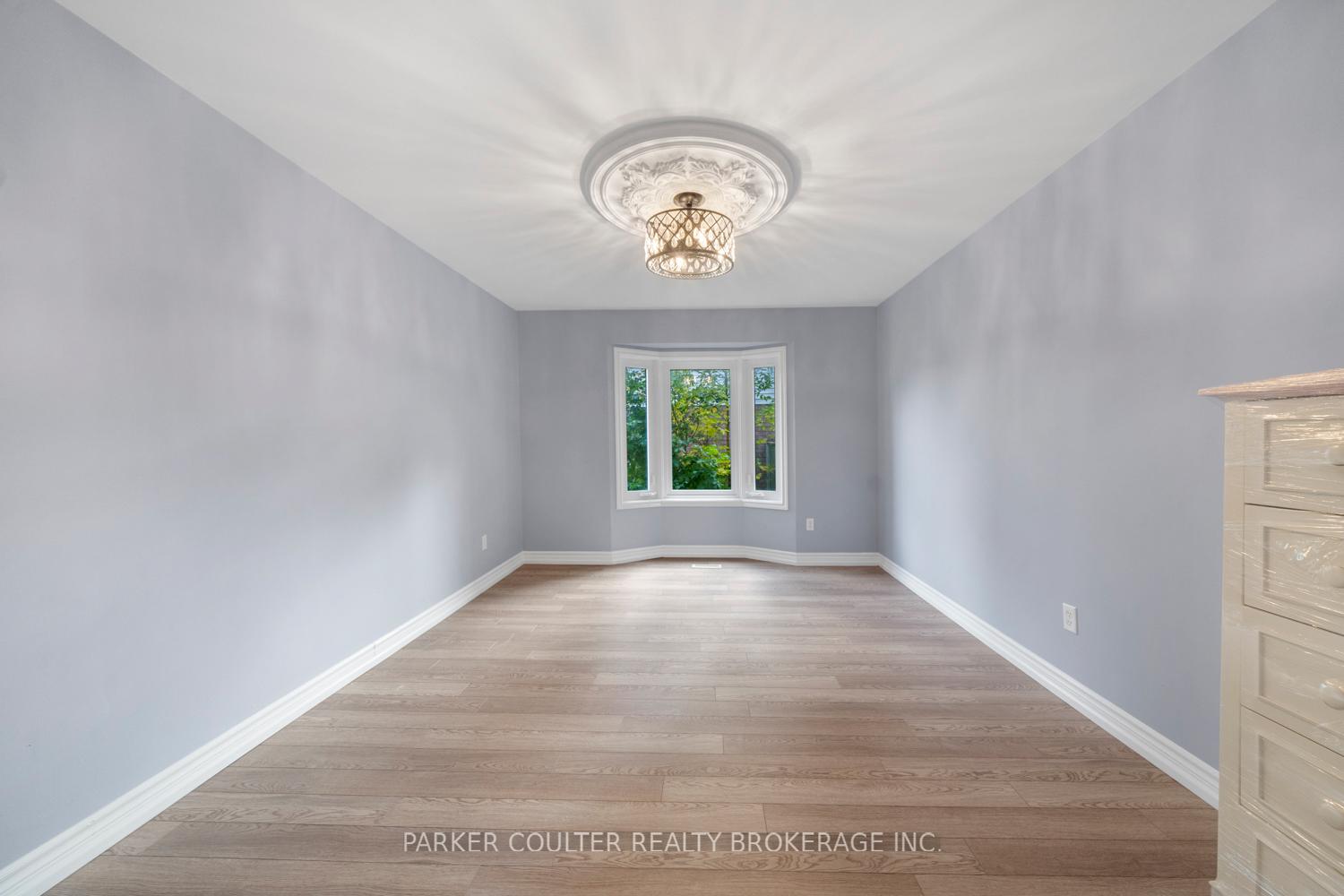 Photo 10 of 40 Ford Street, Barrie, West Bayfield — HOMEH
