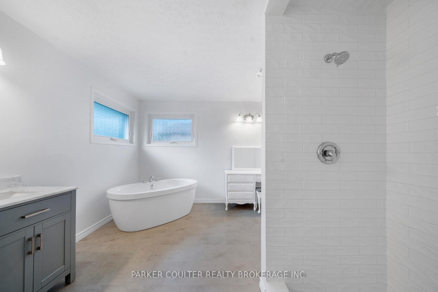 Photo 17 of 40 Ford Street, Barrie, West Bayfield — HOMEH