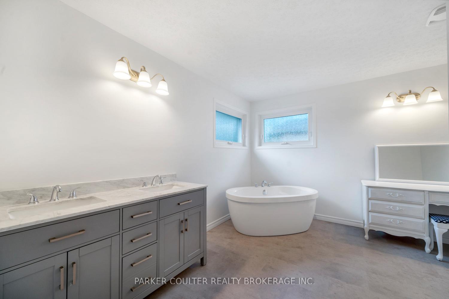 Photo 18 of 40 Ford Street, Barrie, West Bayfield — HOMEH