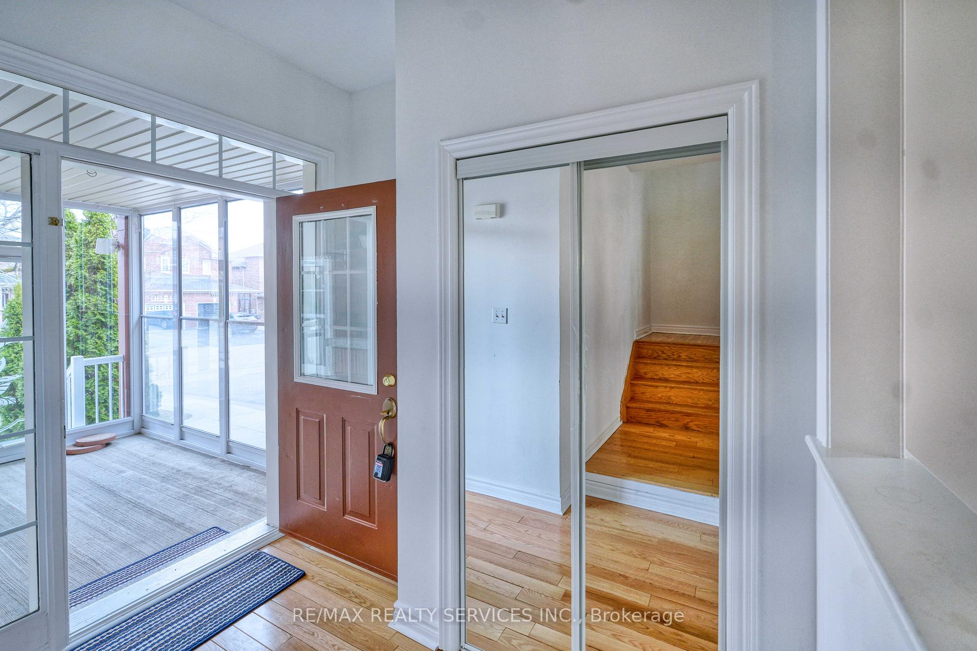 Photo 4 of 110 Nathaniel Crescent, Brampton, Brampton West — HOMEH
