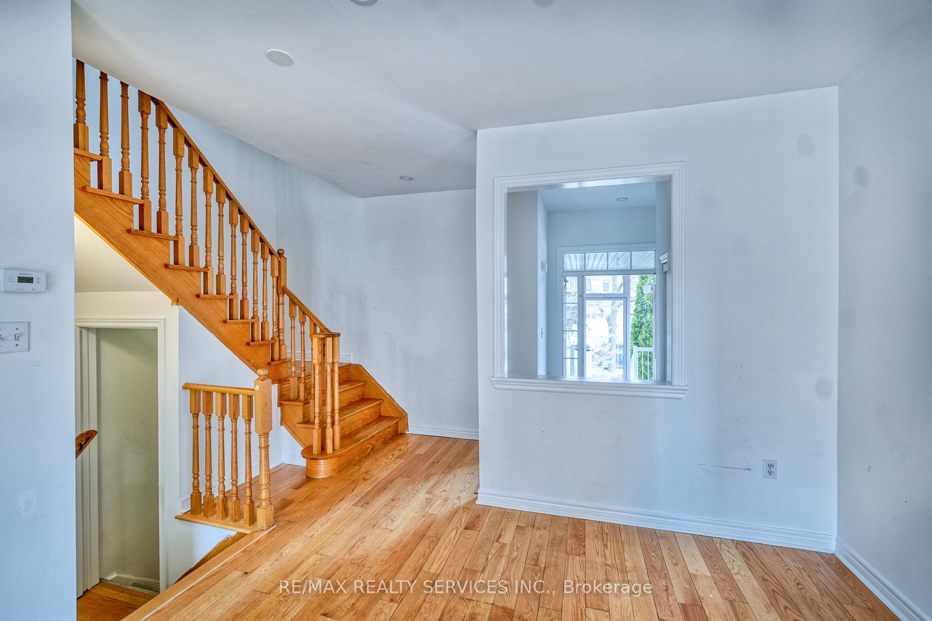 Photo 6 of 110 Nathaniel Crescent, Brampton, Brampton West — HOMEH