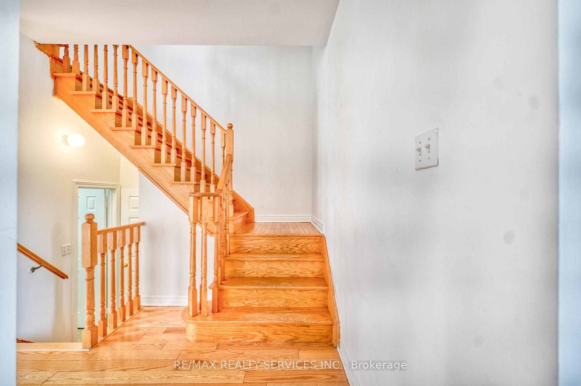Photo 8 of 110 Nathaniel Crescent, Brampton, Brampton West — HOMEH