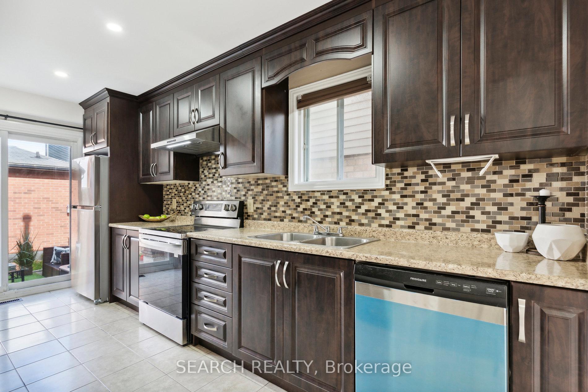 Photo 9 of 62 Stoneledge Circle, Brampton, Sandringham-Wellington — HOMEH
