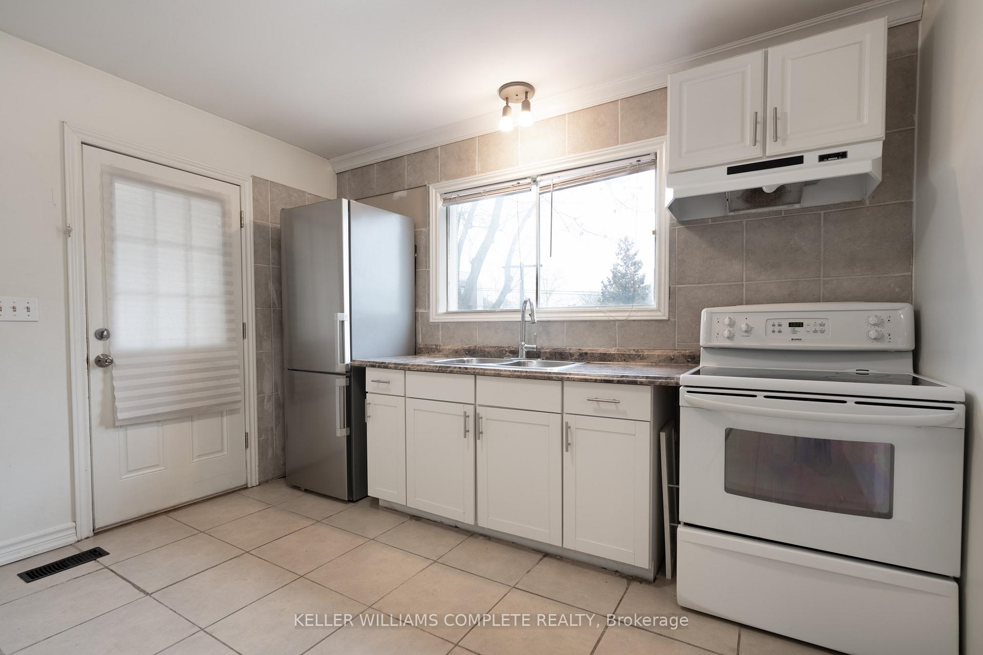 Photo 4 of 149 Strathcona Avenue N, Hamilton, Strathcona — HOMEH
