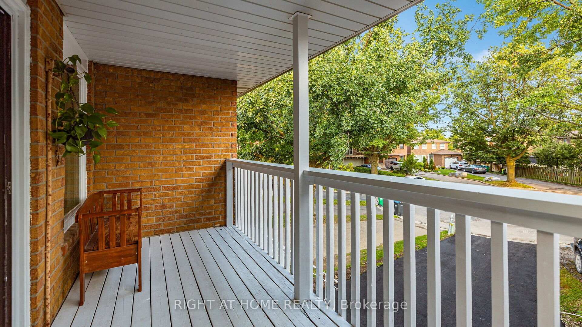 Photo 6 of 16 Holgate Court, Brampton, Heart Lake West — HOMEH
