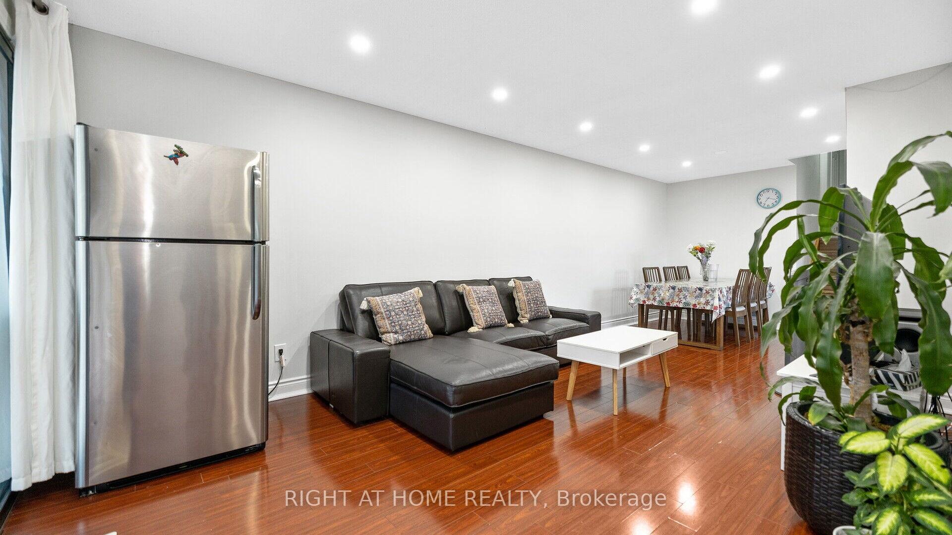 Photo 2 of 16 Holgate Court, Brampton, Heart Lake West — HOMEH