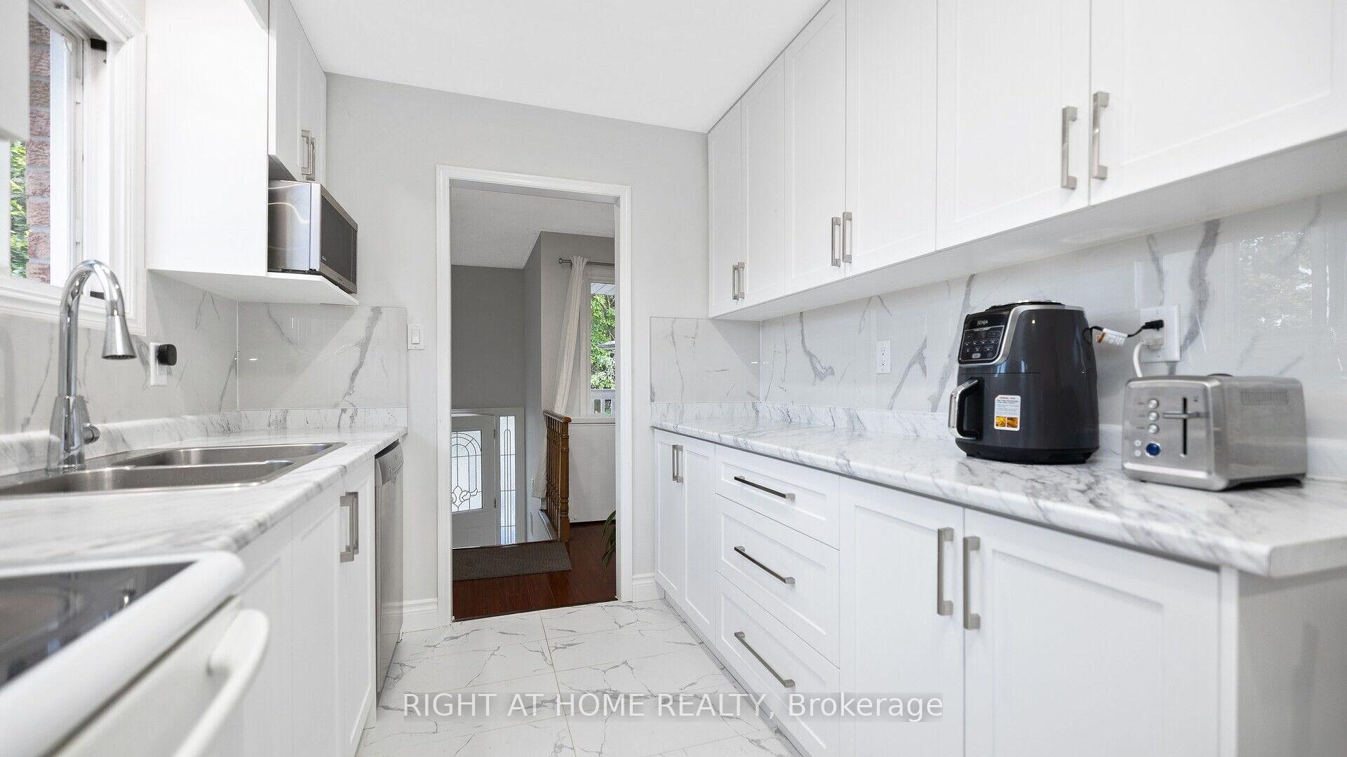 Photo 13 of 16 Holgate Court, Brampton, Heart Lake West — HOMEH