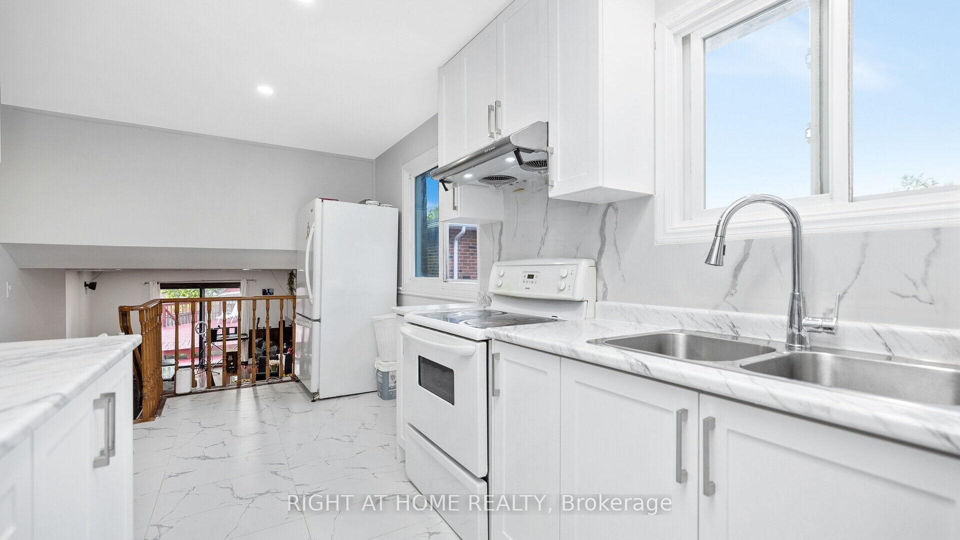 Photo 3 of 16 Holgate Court, Brampton, Heart Lake West — HOMEH