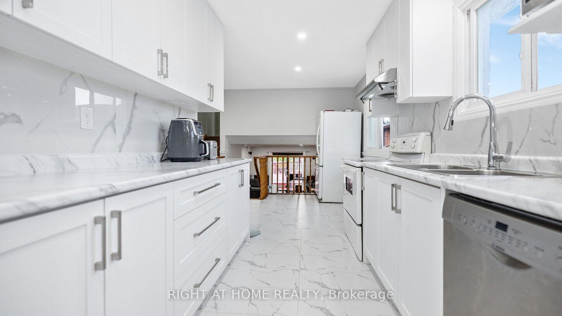 Photo 4 of 16 Holgate Court, Brampton, Heart Lake West — HOMEH