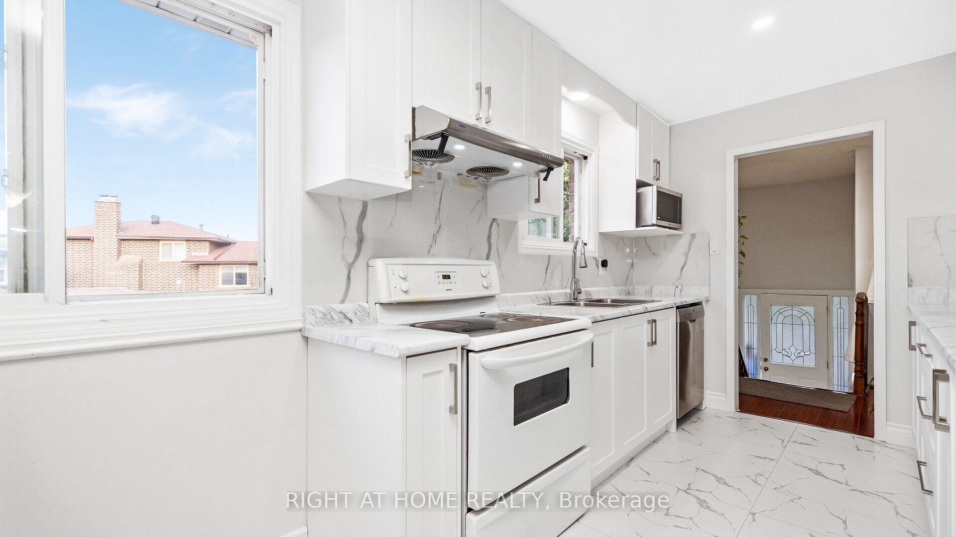 Photo 5 of 16 Holgate Court, Brampton, Heart Lake West — HOMEH