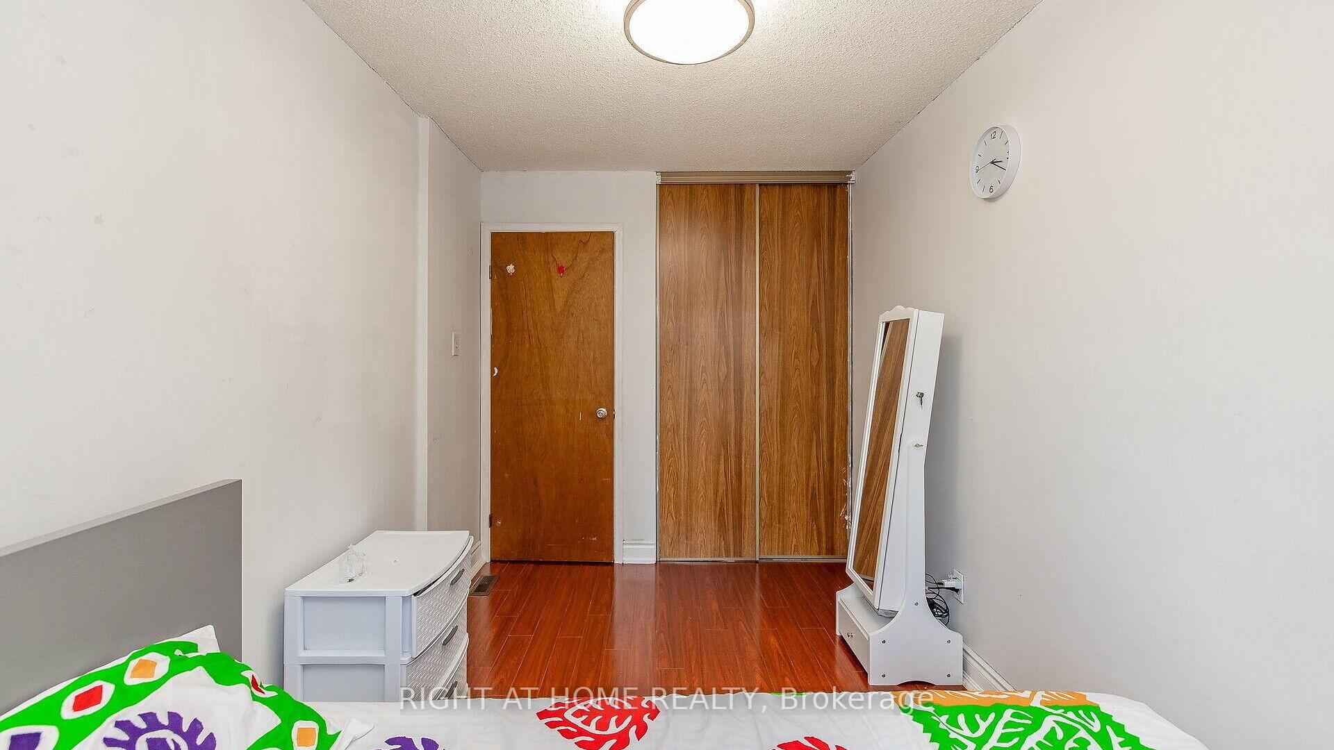 Photo 8 of 16 Holgate Court, Brampton, Heart Lake West — HOMEH