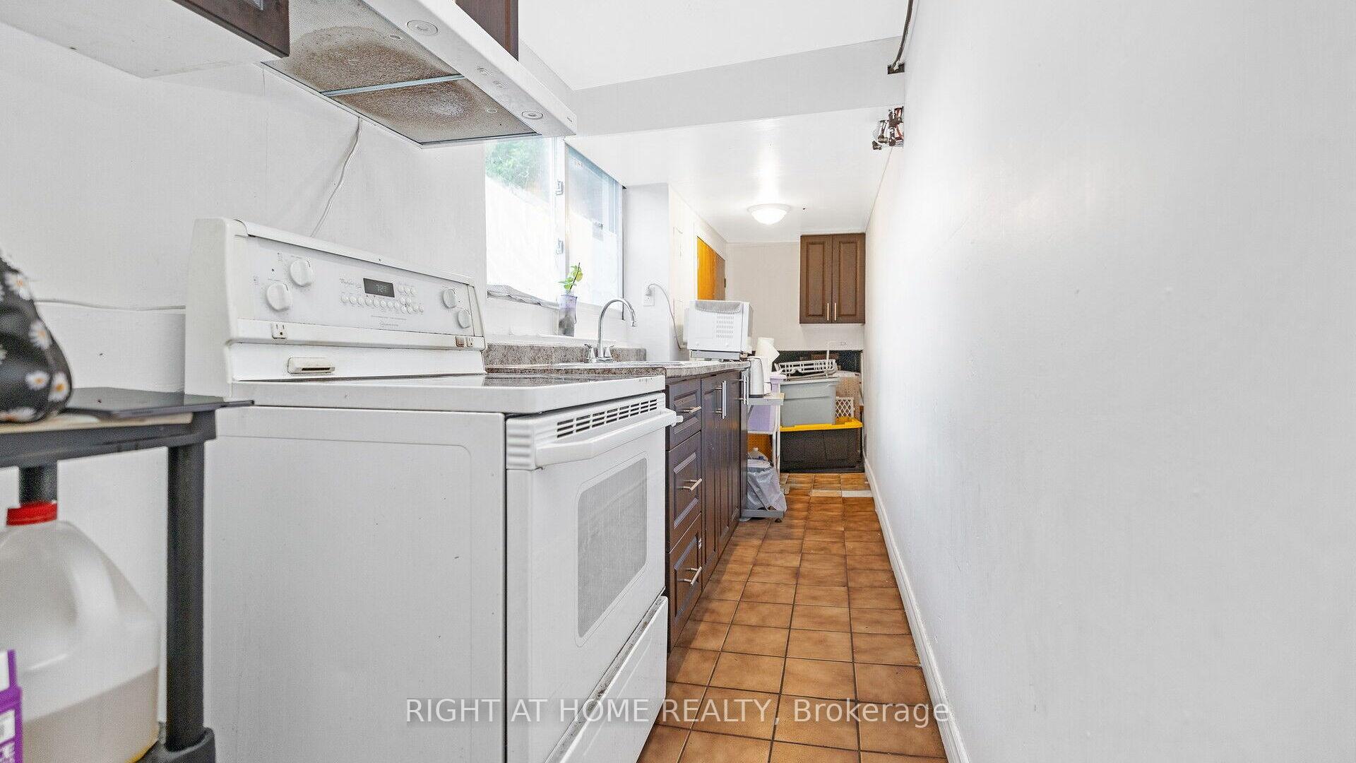 Photo 12 of 16 Holgate Court, Brampton, Heart Lake West — HOMEH
