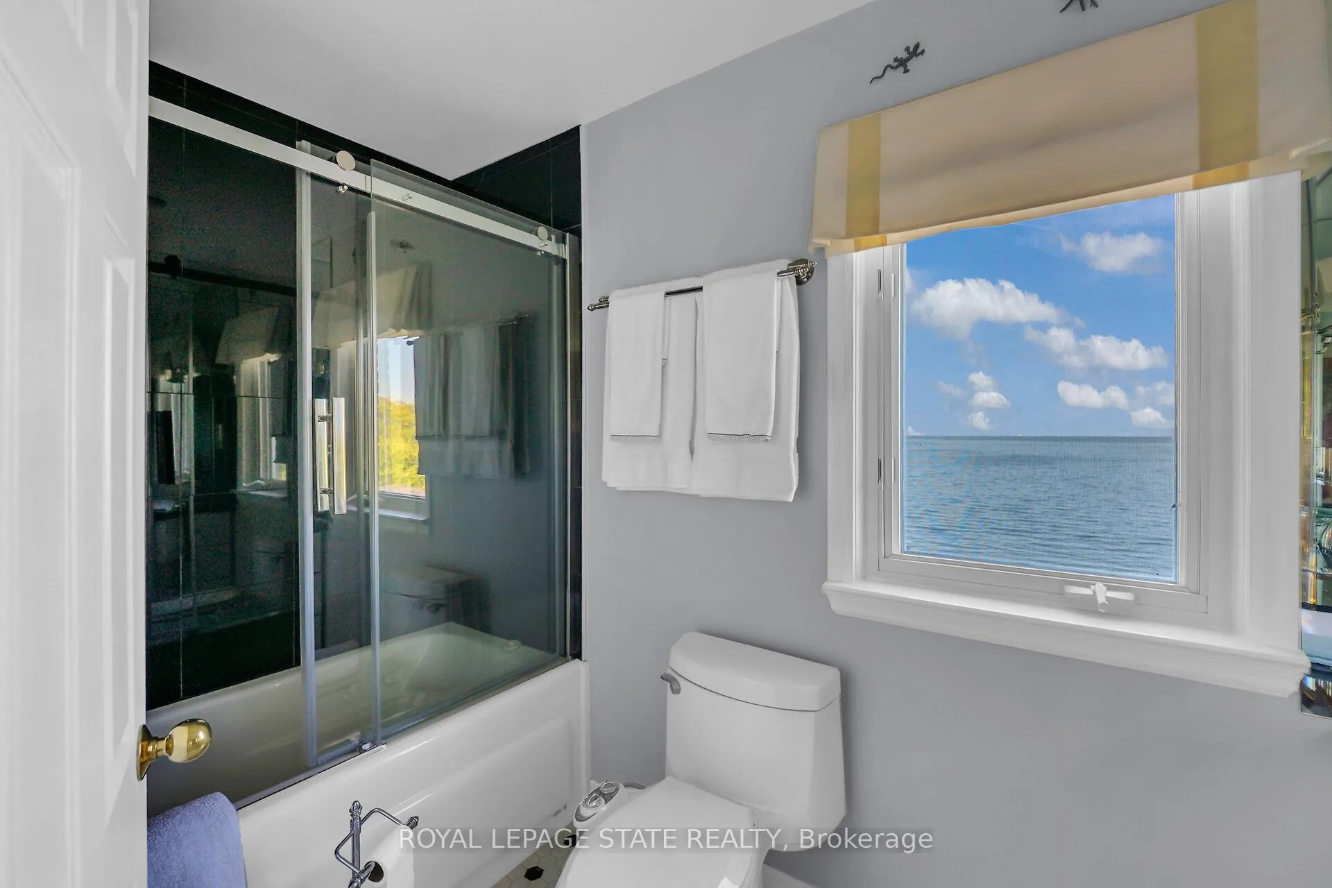 Photo 45 of 10 Tupper Boulevard, Grimsby, Grimsby Beach — HOMEH