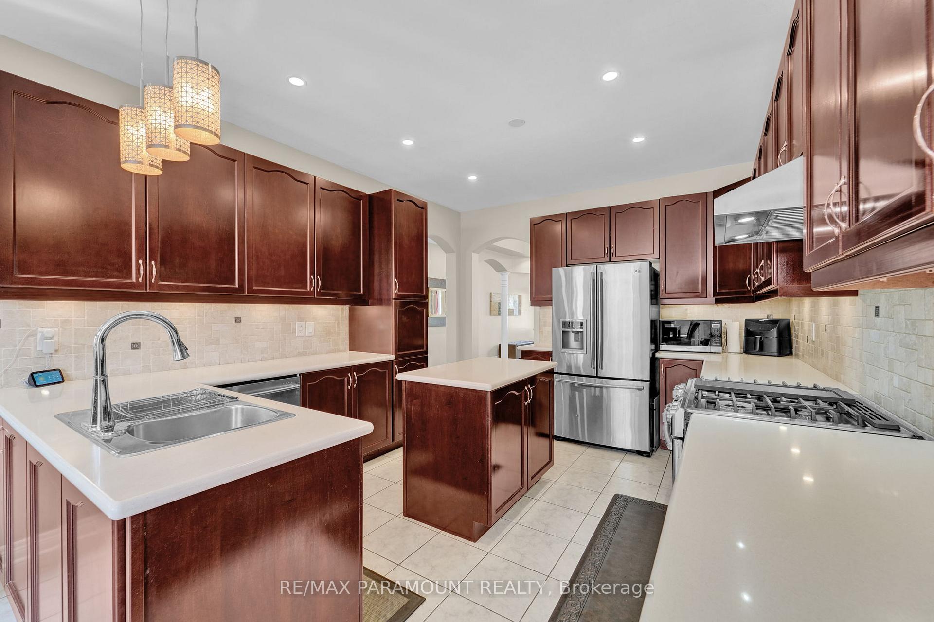 Photo 4 of 8 Eaglelanding Drive, Brampton, Bram East — HOMEH