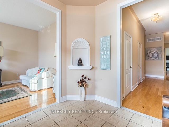 Photo 4 of 35 Fontainebleu Road, Brampton, Vales of Castlemore North — HOMEH