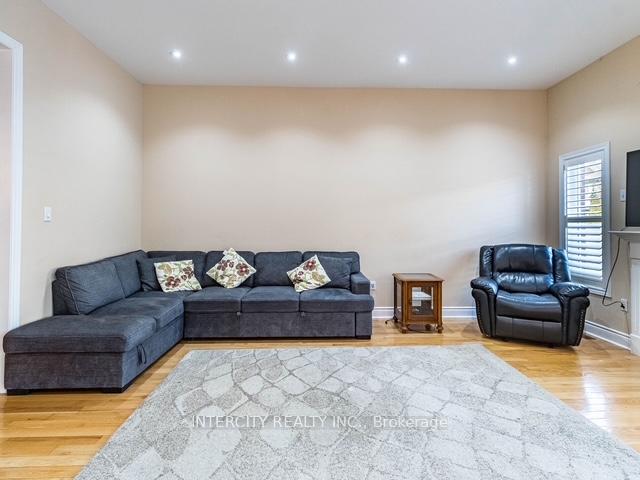 Photo 2 of 35 Fontainebleu Road, Brampton, Vales of Castlemore North — HOMEH