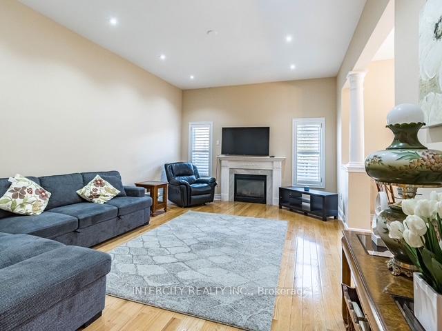 Photo 9 of 35 Fontainebleu Road, Brampton, Vales of Castlemore North — HOMEH
