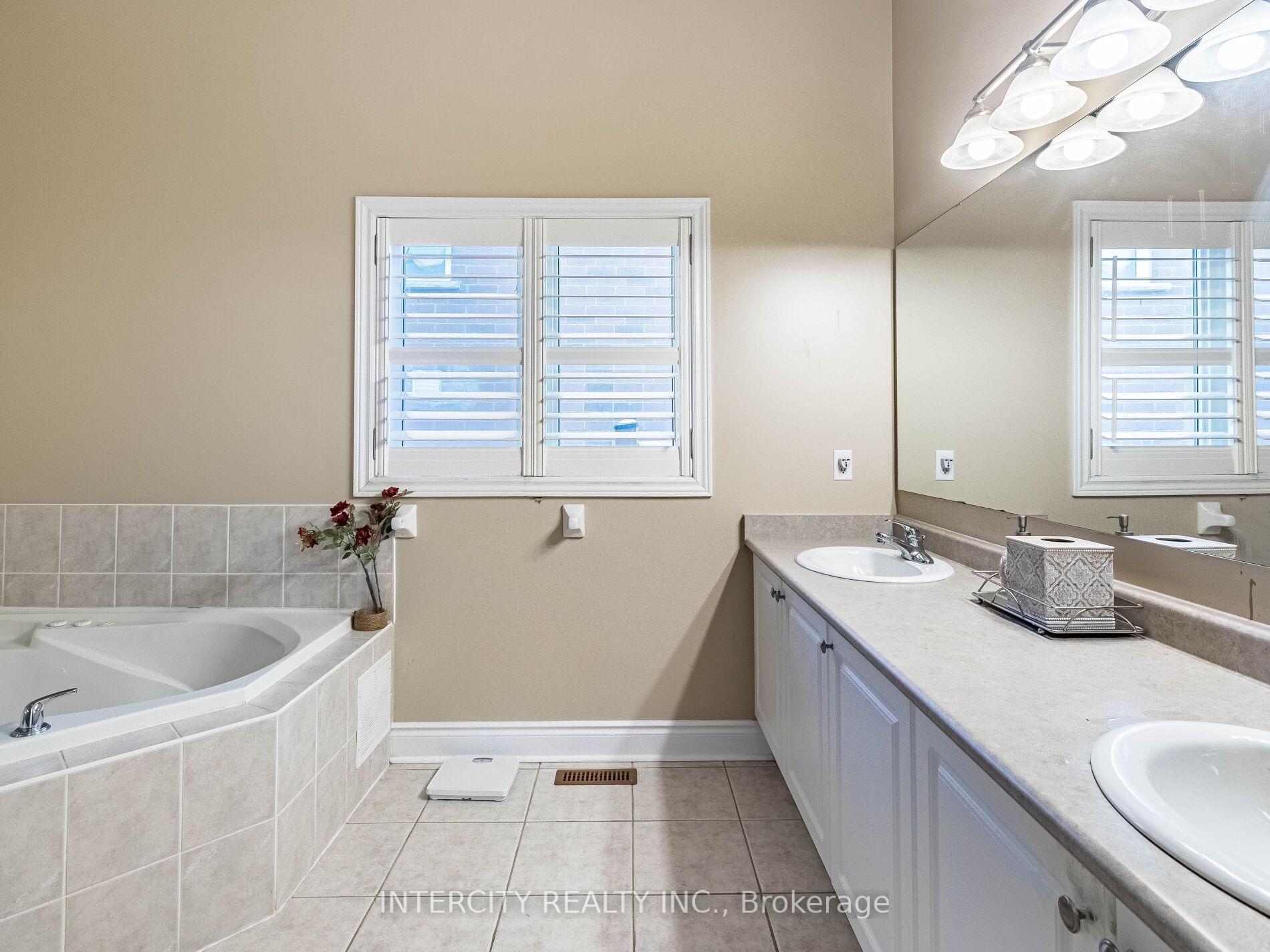 Photo 13 of 35 Fontainebleu Road, Brampton, Vales of Castlemore North — HOMEH