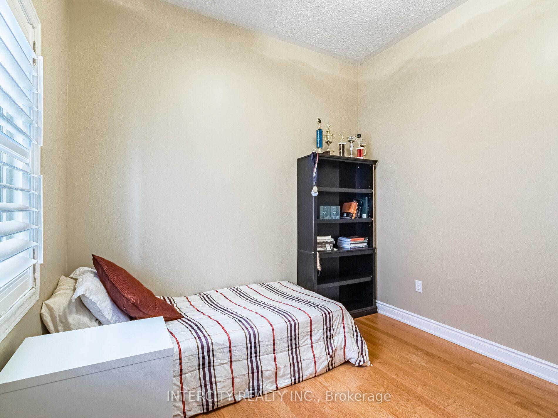 Photo 10 of 35 Fontainebleu Road, Brampton, Vales of Castlemore North — HOMEH