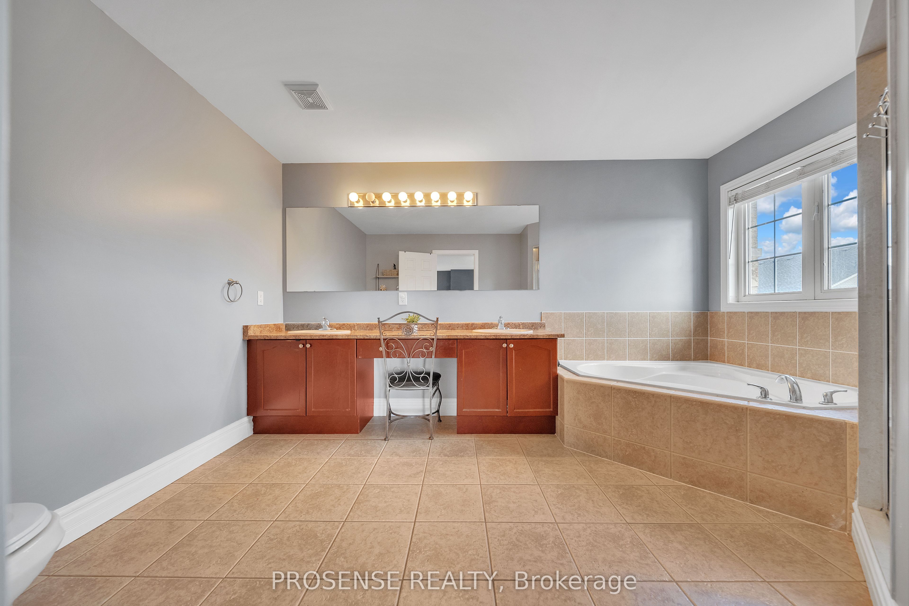 Photo 25 of 29 Ashby Field Road, Brampton, Credit Valley — HOMEH