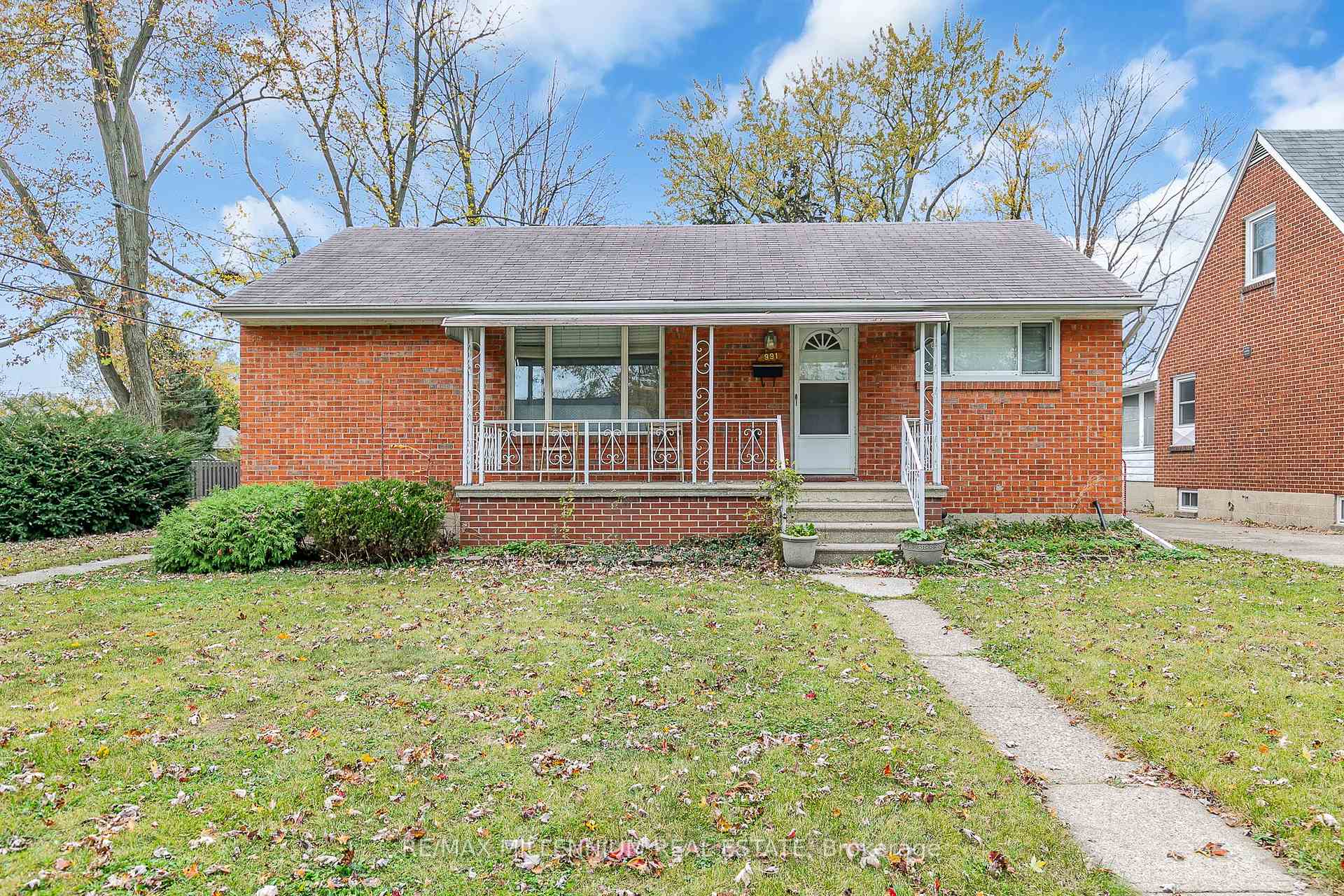 Front of 991 Parkview Avenue