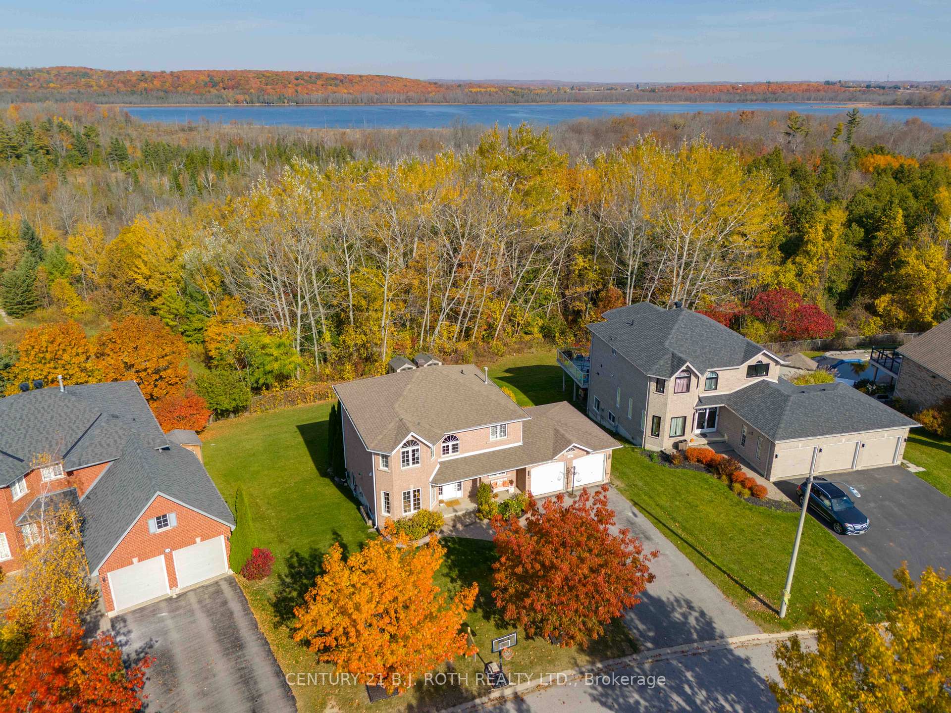 Photo 4 of 30 Capilano Court, Barrie, Little Lake — HOMEH