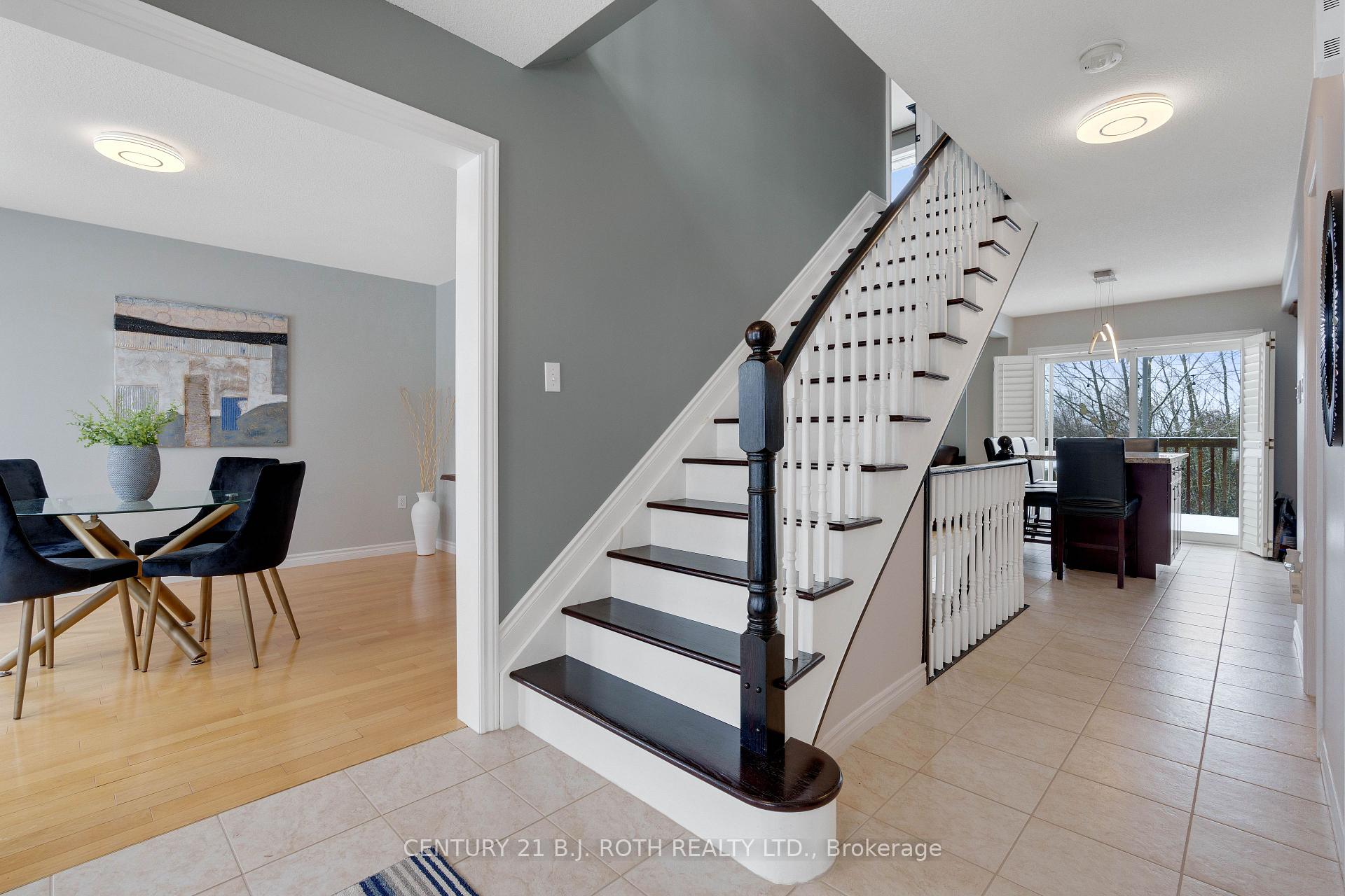 Photo 5 of 30 Capilano Court, Barrie, Little Lake — HOMEH