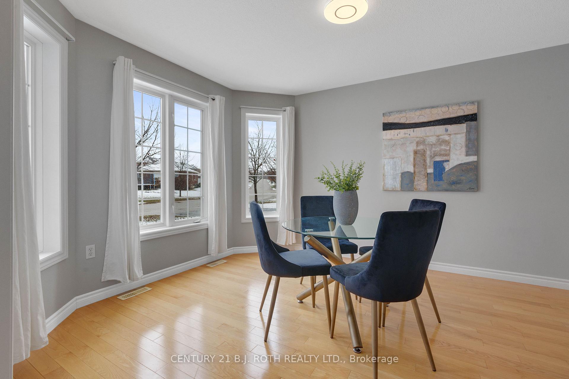 Photo 2 of 30 Capilano Court, Barrie, Little Lake — HOMEH