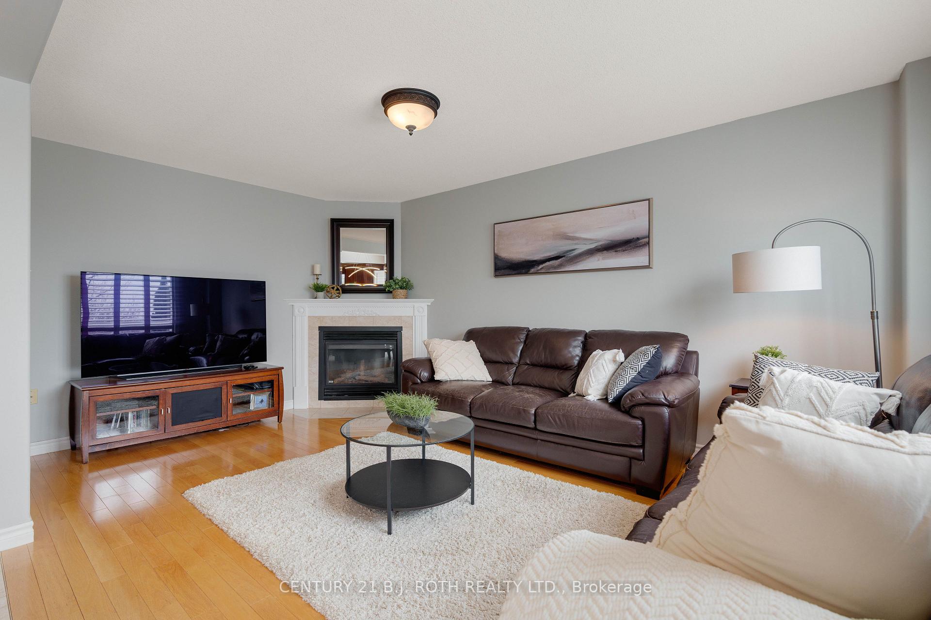 Photo 6 of 30 Capilano Court, Barrie, Little Lake — HOMEH