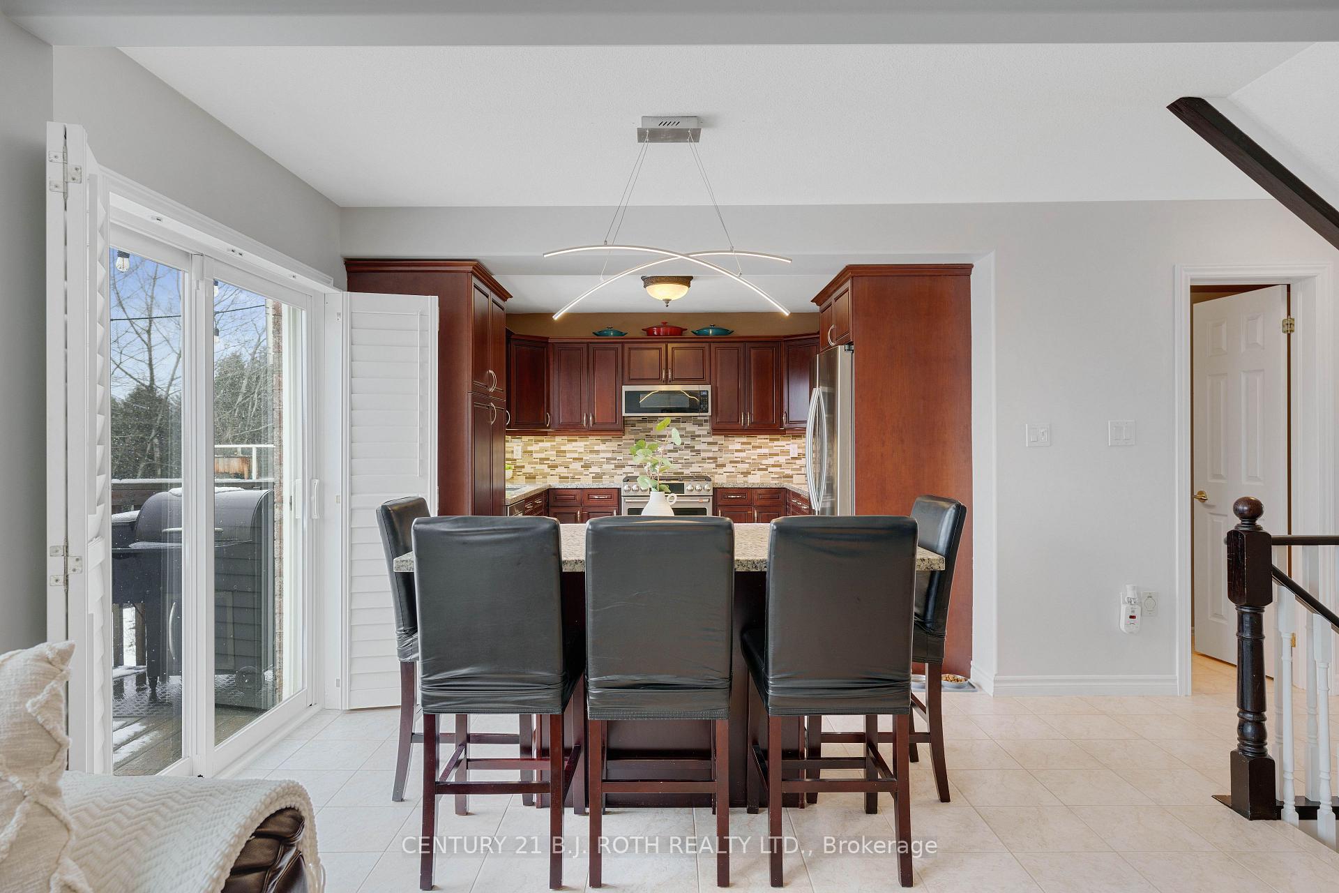 Photo 3 of 30 Capilano Court, Barrie, Little Lake — HOMEH